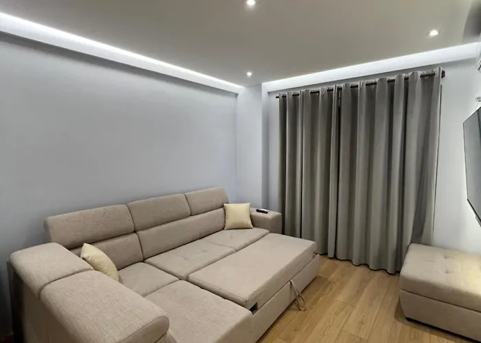 アパート Tili Polisi i Vogel